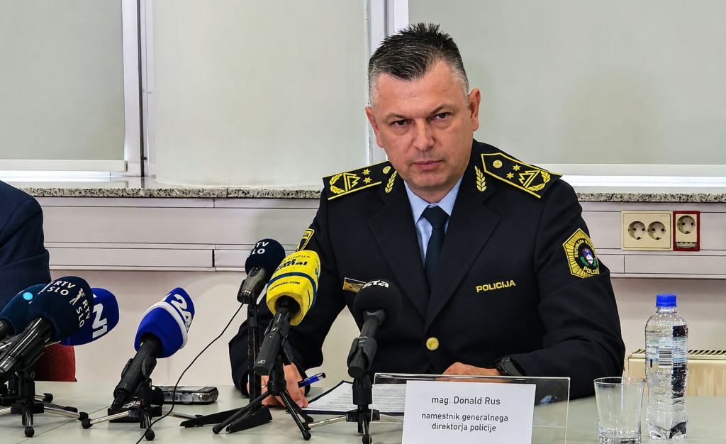 Mag. Donald Rus daje izjavo na novinarski konferenci
