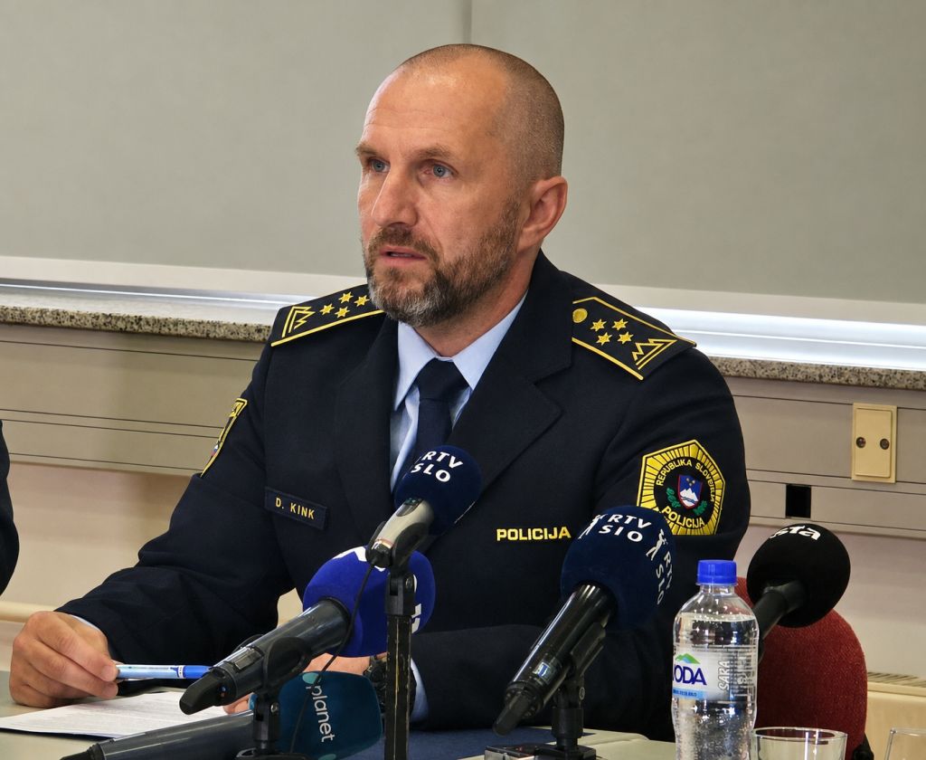 Dejan Kink daje izjavo na novinarski konferenci