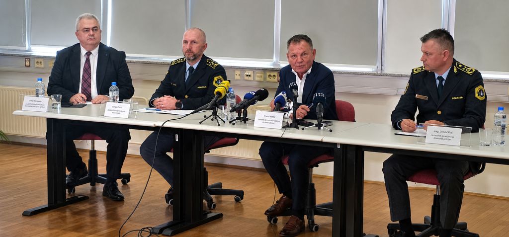 Z leve sedijo: Menegalija, Kink, Rus, Matoz