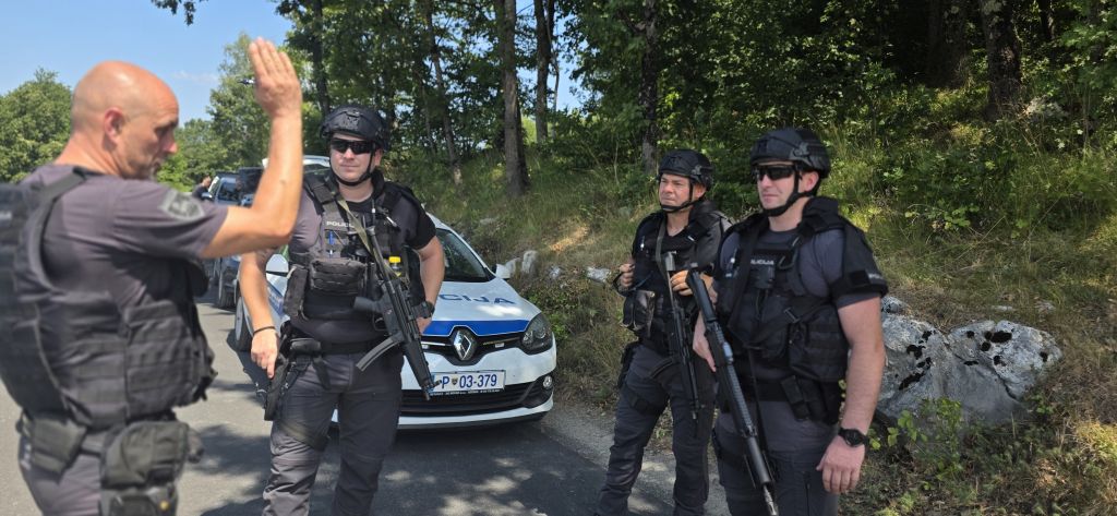 Slika prikazuje policiste med iskalno akcijo