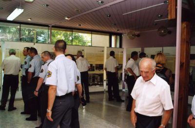 slika udeležencev na razstavi ob 60-letnici Policijskega orkestra, nagovor kustosinje, Pivka, 2008