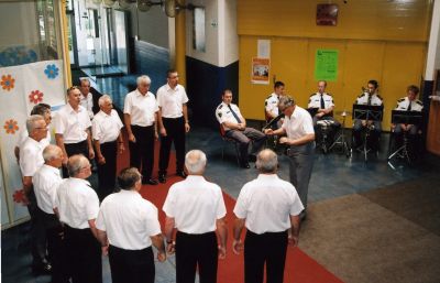slika z nastopa kvinteta Policijskega orkestra skupaj s pevci Pevskega zbora Pivka na razstavi, Pivka, 2008