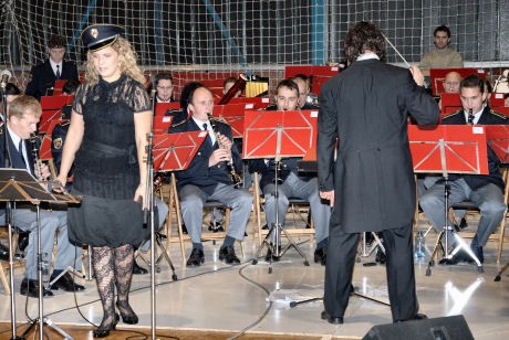 slika s slavnostnega koncerta orkestra v Slovenj Gradcu, 2006, solistka in dirigent