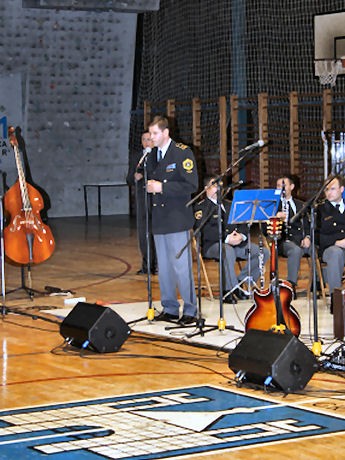slika s slavnostnega koncerta orkestra v Slovenj Gradcu, 2007, govor direktorja PU Slovenj Gradec