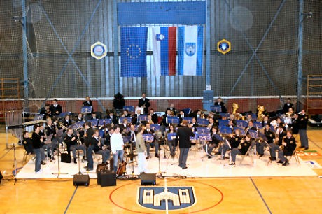 slika s slavnostnega koncerta orkestra v Slovenj Gradcu, 2007, Policijski orkester z dirigentom