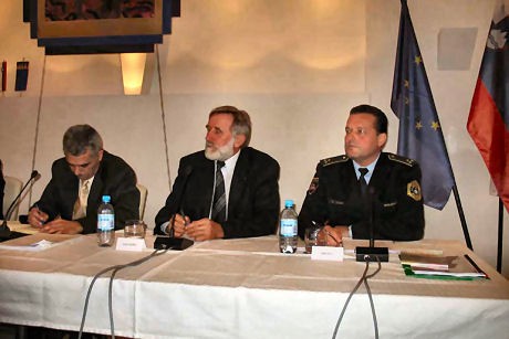 071224-OkroglaMiza_Schengen02