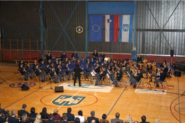 slika s slavnostnega koncerta orkestra v Slovenj Gradcu, 2008, Policijski orkester z dirigentom