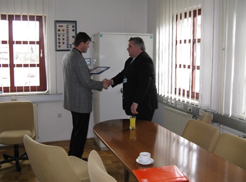 slika direktorja Policijske uprave Slovenj Gradec pri podelitvi zahvale Vodji Policijskega orkestra, Slovenj Gradec, 2009