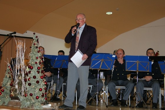 slika povezovalca na božično-novoletnem koncertu, Mislinja, 2009 