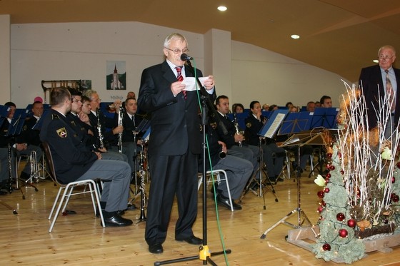 slika župana občine med govorom na božično-novoletnem koncertu, Mislinja, 2009