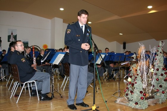 slika direktorja Policijske uprave Slovenj Gradec med govorom na božično-novoletnem koncertu, Mislinja, 2009