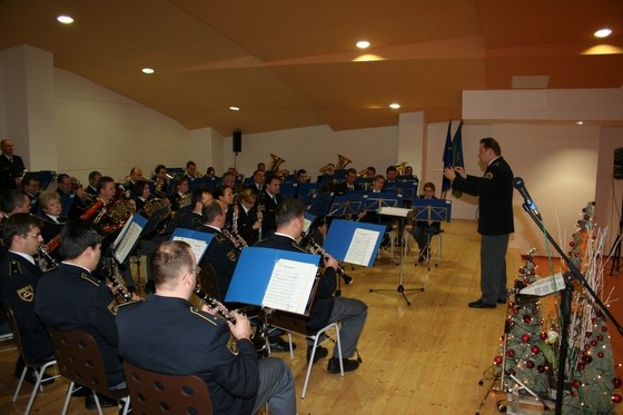 slika z božično-novoletnega koncerta Policijskega orkestra z dirigentom, Mislinja, 2009