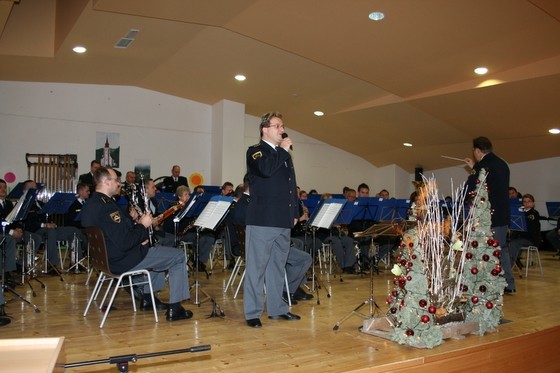 slika z božično-novoletnega koncerta Policijskega orkestra s solistom, Mislinja, 2009