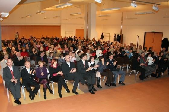 slika udeležencev božično-novoletnega koncerta Policijskega orkestra, Mislinja, 2009