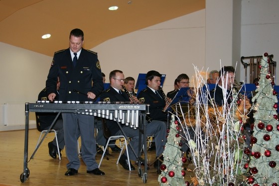 slika z božično-novoletnega koncerta Policijskega orkestra s solistom na ksilofonu, Mislinja, 2009