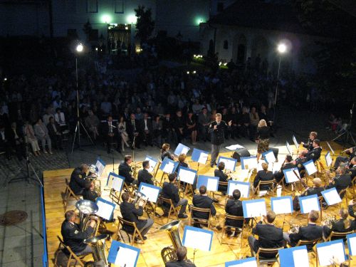 slika udeležencev in Policijskega orkestra na slovesnosti, Slovenj Gradec, 2009