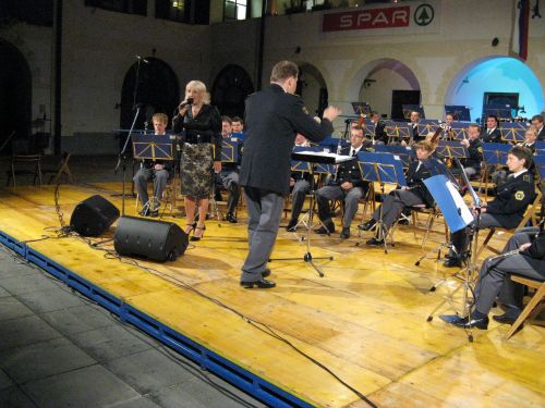 slika s koncerta Policijskega orkestra s solistko na slovesnosti, Slovenj Gradec, 2009