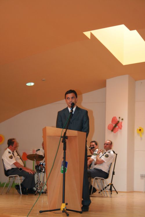 slika direktorja Urada za varnost in zaščito med govorom na slovesnosti ob dnevu policije, Mislinja, 2010