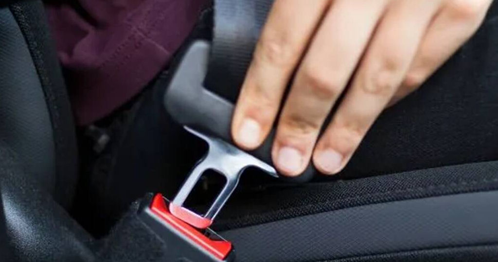 picture of fastening a seat belt