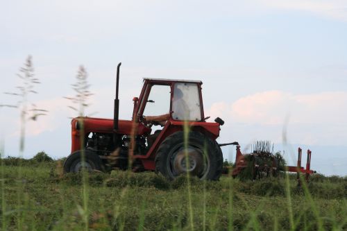 traktor na polju