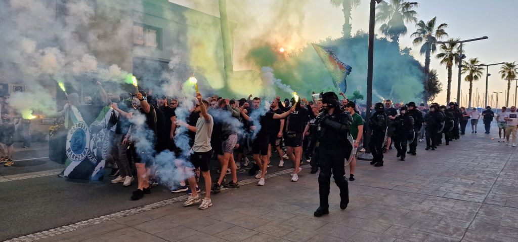 Policisti PPE spremljajo kolono navijačev v Kopru
