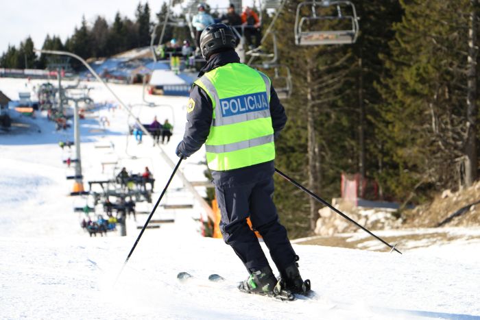 slika policista nadzornika na smučišču