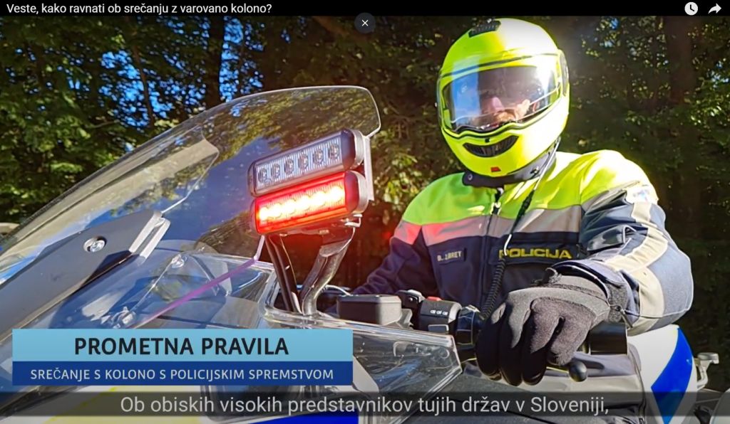 slika policista motorista s prižganimi lučmi za varovanje kolone - video 2