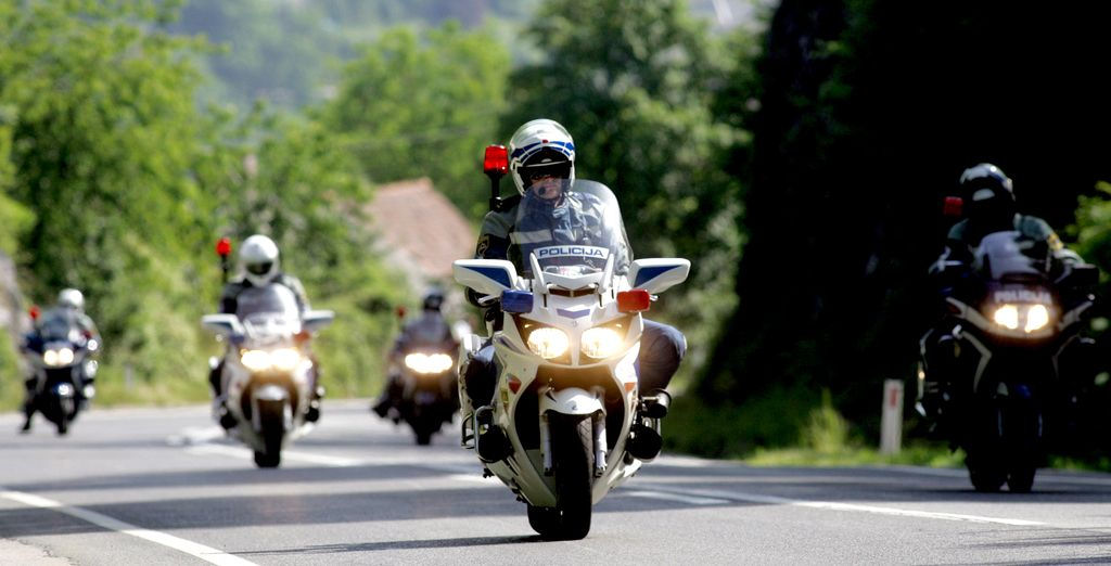 slika kolone policistov motoristov za spremstvo vozil s prednostjo