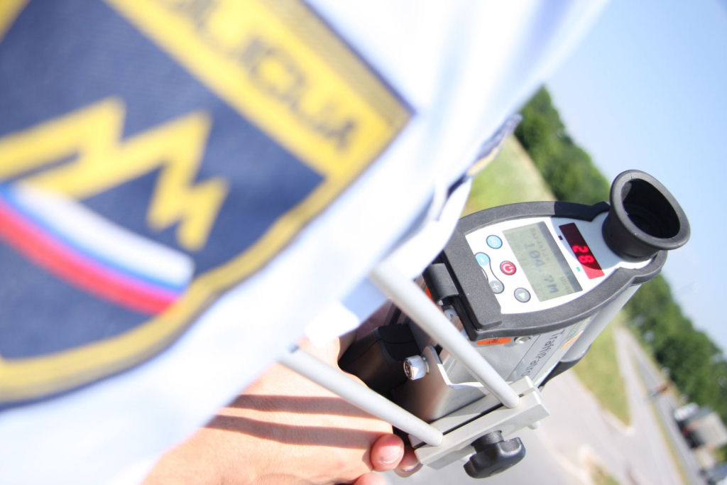 slika roke policista z radarjem