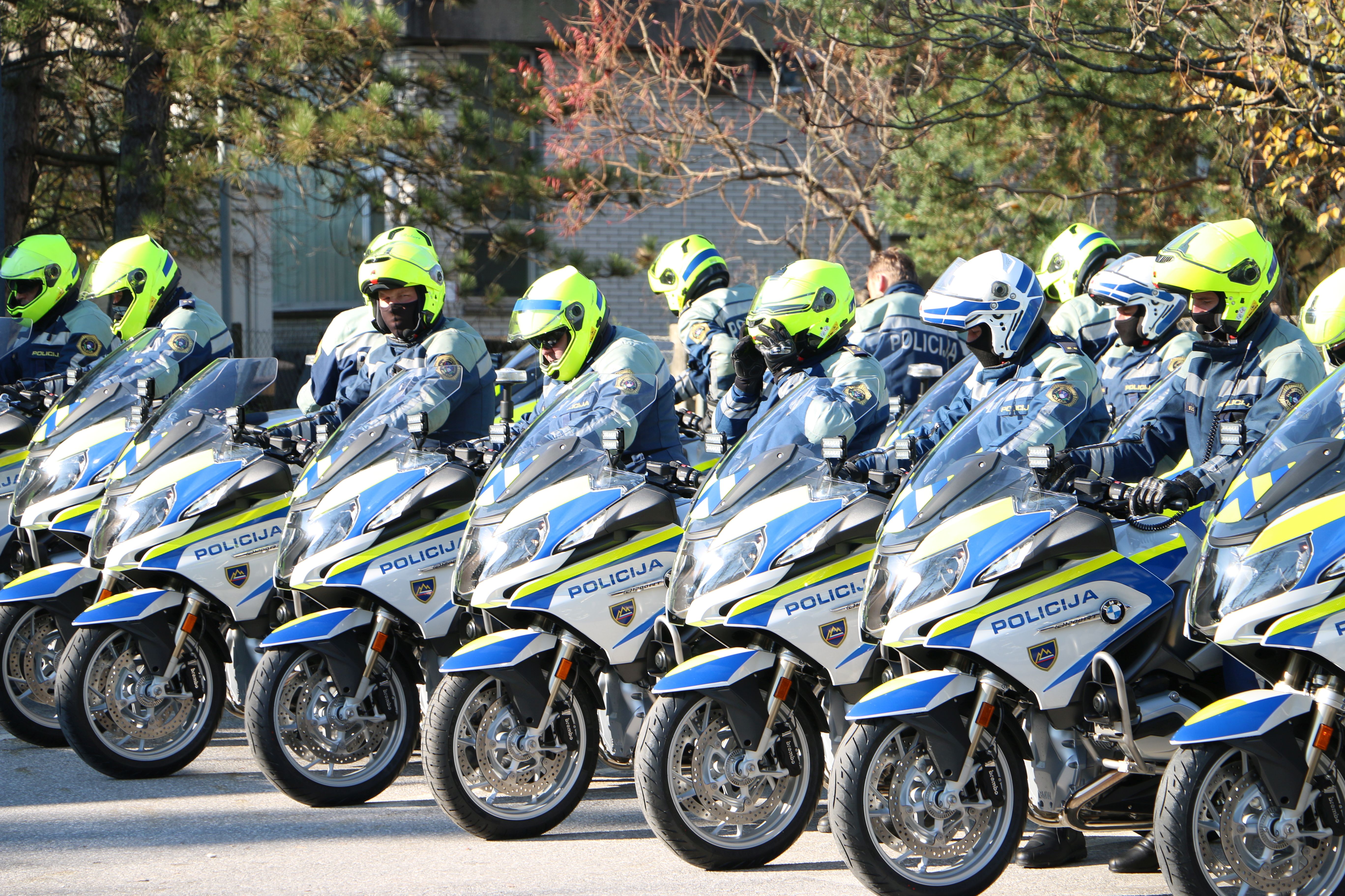 slika skupine policistov motoristov