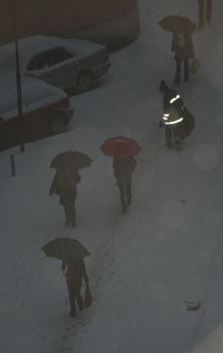 picture of pedestrians with reflectors in winter time in the dark