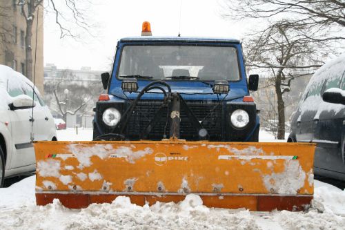 slika policijskega vozila s plugom