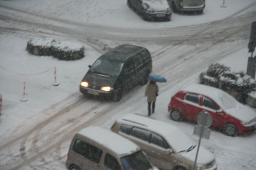 slika parkirišča v snegu