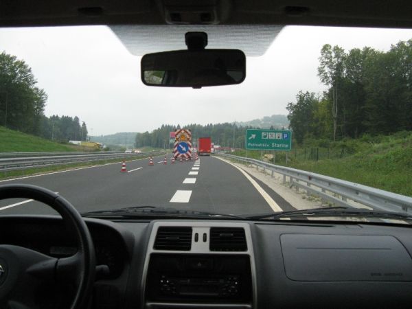 slika pogleda skozi vetrobransko steklo vozila