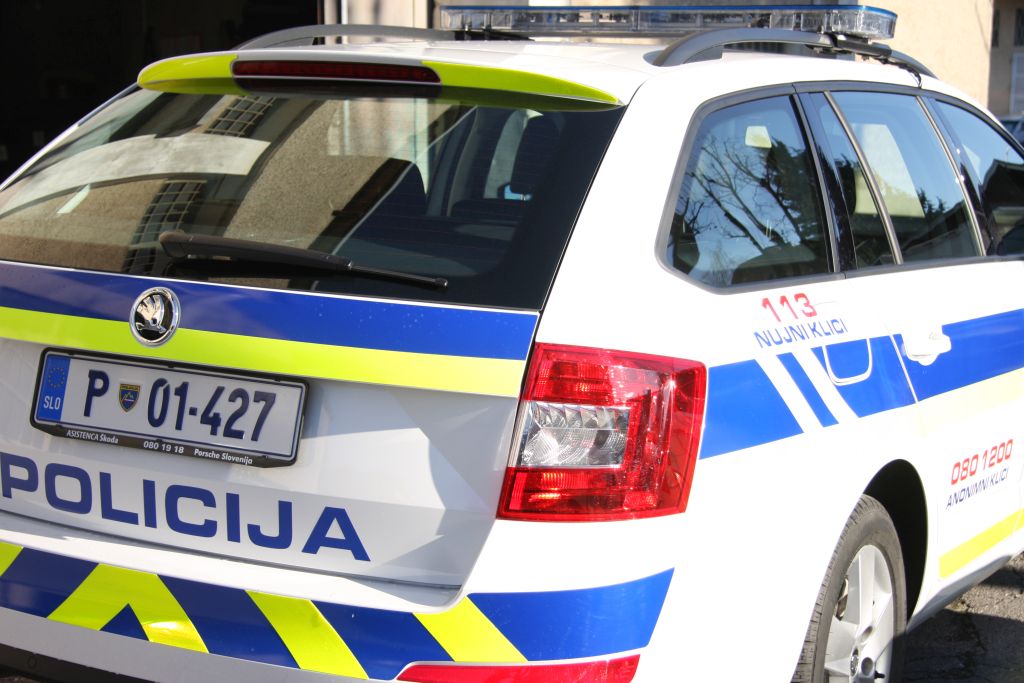 slika policijskega vozila s strani