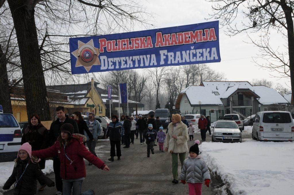Slika udeležencev in transparenta Akademije