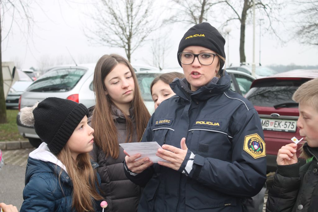 Slika policistke pri predstavitvi poklica udeležencem Akademije